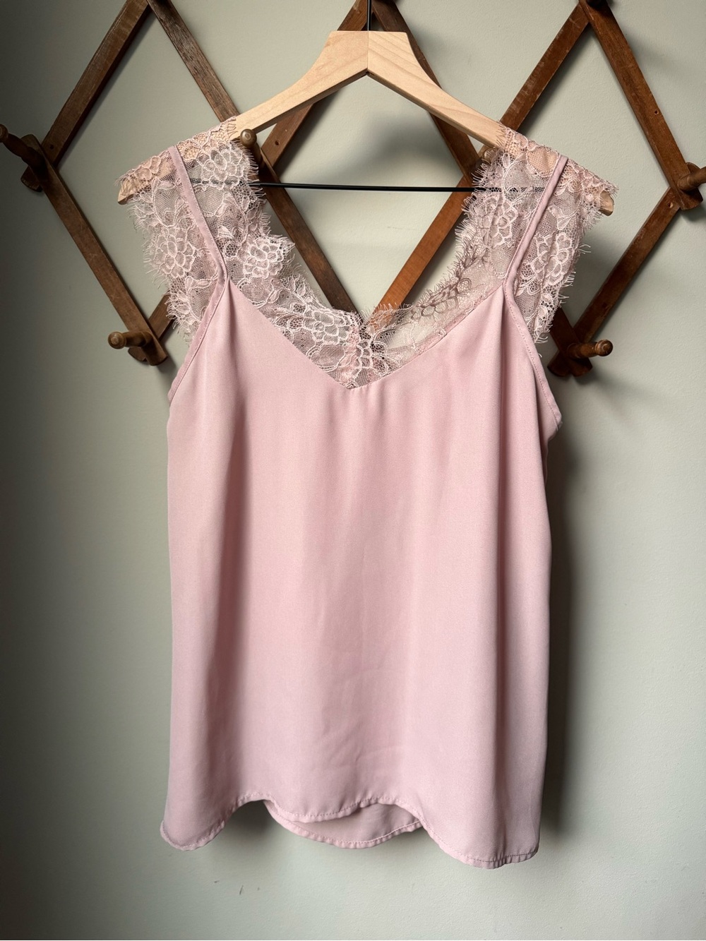 Baevely from Buckle Pink Cami w/ Lace Trim Size Small